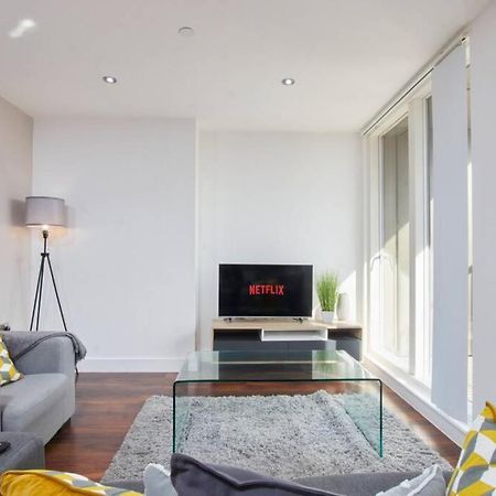 Lovely Apartment - Private Parking - Stadium Views Manchester Eksteriør billede