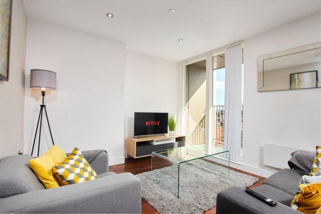 Lovely Apartment - Private Parking - Stadium Views Manchester Eksteriør billede