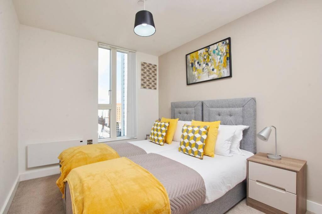 Lovely Apartment - Private Parking - Stadium Views Manchester Eksteriør billede