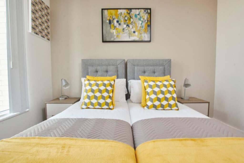Lovely Apartment - Private Parking - Stadium Views Manchester Eksteriør billede