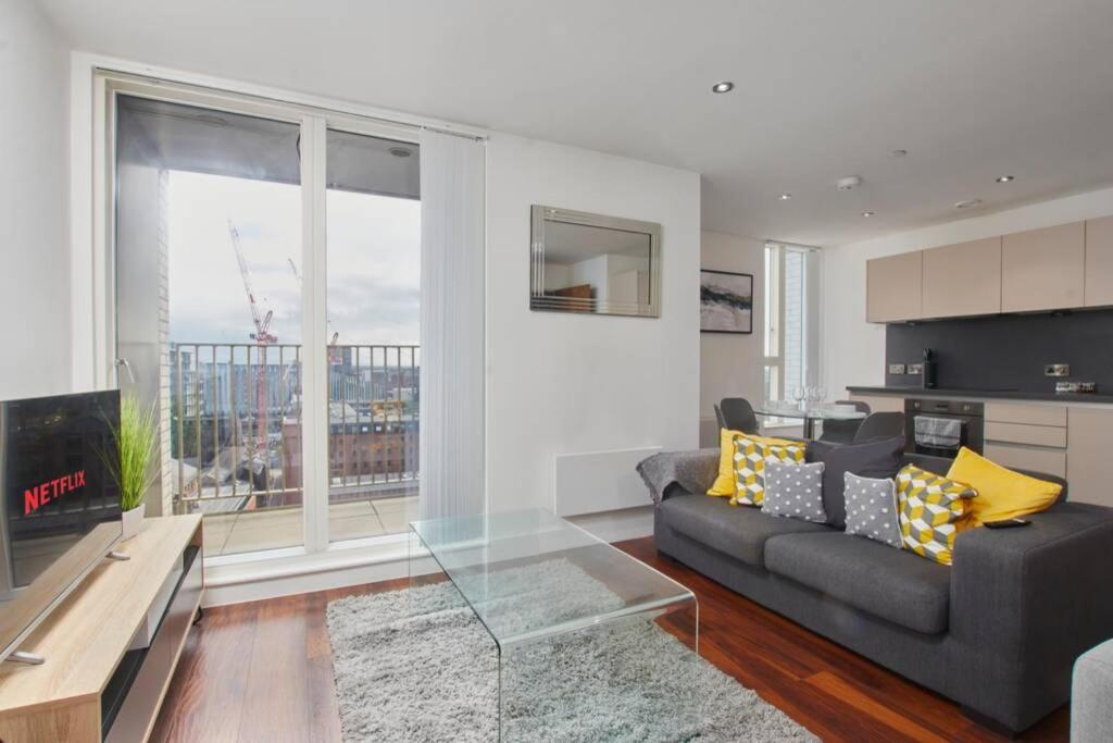Lovely Apartment - Private Parking - Stadium Views Manchester Eksteriør billede