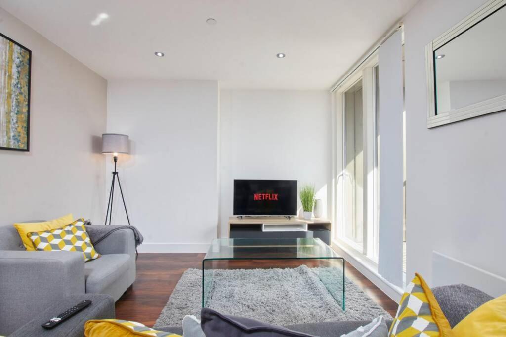 Lovely Apartment - Private Parking - Stadium Views Manchester Eksteriør billede