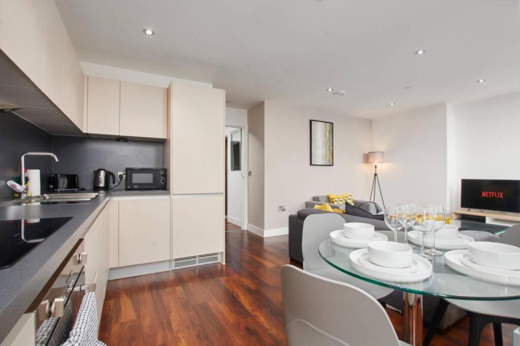 Lovely Apartment - Private Parking - Stadium Views Manchester Eksteriør billede