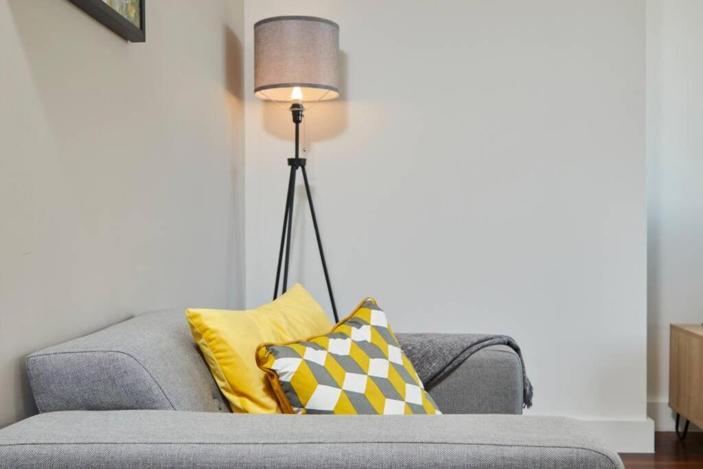 Lovely Apartment - Private Parking - Stadium Views Manchester Eksteriør billede