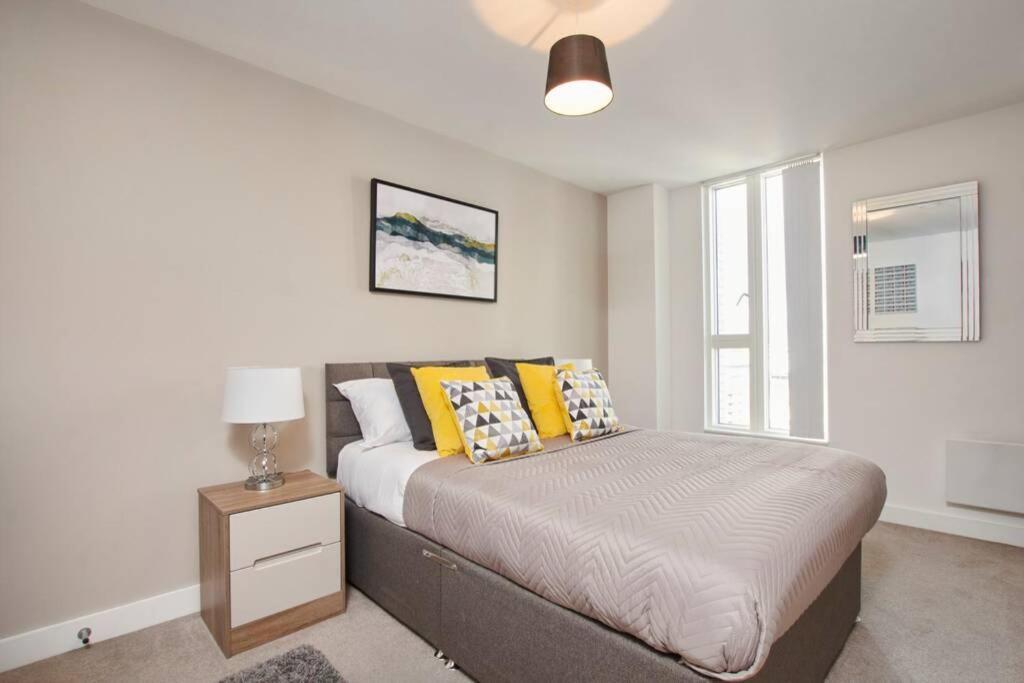 Lovely Apartment - Private Parking - Stadium Views Manchester Eksteriør billede