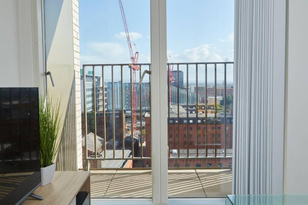 Lovely Apartment - Private Parking - Stadium Views Manchester Eksteriør billede
